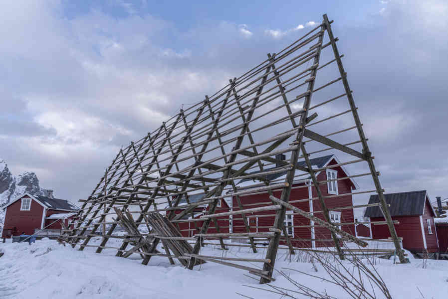 Noruega - islas Lofoten 027 - Svolvaer - Svinoya - secadero de pescado.jpg